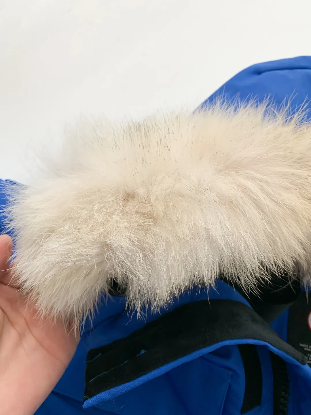 P780 Fake model pictures were taken at home. Colleagues please do not pass them off as stolen pictures! Style number: Y60-🇨🇦CANADA GOOES 24 new styles 08 styles/couple styles Factory direct supply: supplying global purchasing agents, micro-businesses, entities, Tmall, high-end stalls and studio cooperation, free shipping! Canada Goose Expedition Parka 2008 is the same style for men and women. It is mid-length and the most timeless classic. All Arctic and Antarctic scientific expedition teams choose Canada Goose as their cold-proof equipment. It is the Rolls-Royce of down jackets. ➖ Industry-leading anti-counterfeiting chip sensing. ➖ Imported Behringer embroidery machines and customized embroidery labels, the highest level and industry leading. ➖ Imported Korean 21-count polyester-cotton blended original fabric, TC85 waterproof coated fabric, water-repellent, windproof and wear-resistant. ➖ The new national standard 80 white duck down is filled with an average of 520 grams of down. The amount of down filled is industry-leading. ➖ 100% nylon lining with double double-layer sealing design to prevent velvet running, and seamless thread design on the cuffs! ➖ Western Canadian Green Wolf Collar. ➖ Yoshida YKK provides original factory-customized electroplated sliders. YKK two-way lockable zippers are tight and smooth and do not peel off paint. ➖ 3M composite Velcro is durable and the accessories and hardware are all custom-made. Note: Our copywriting is only simple and clear. Instead of bragging about the copywriting, it is better to compare and understand with samples. Only for the purest goose, the most dedicated, the most professional, the highest quality, the highest cost performance! Color: white red blue gray camouflage navy black SIZE:XS-XXL